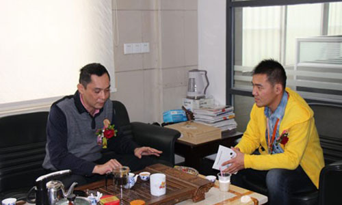 惠尔普斯和华南总经理交谈